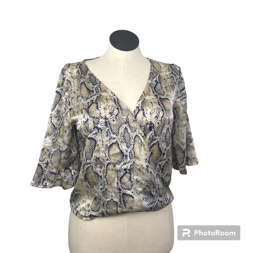 BB DAKOTA V-Neck Top 3/4 sleeves Women’s Size M Animal Print Pullover Pre Owned